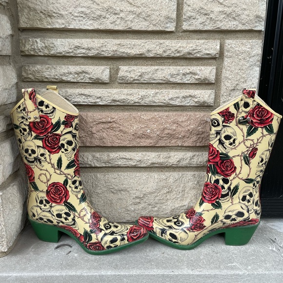 💀🌹Rain Boots NOMAD YIPPY Western Womens's SKULLS & ROSES - Picture 2 of 2